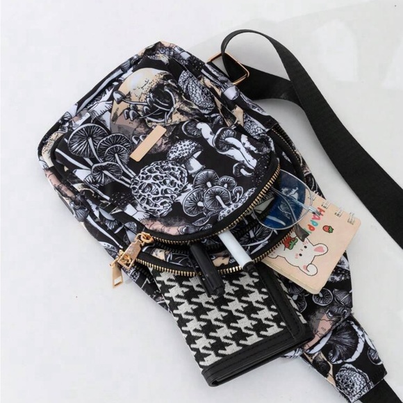 Mushroom and skulls chest bag - Picture 3 of 3